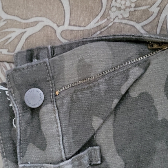 Universal thread womans camo jeans size 2/26 jeans. - Picture 2 of 2